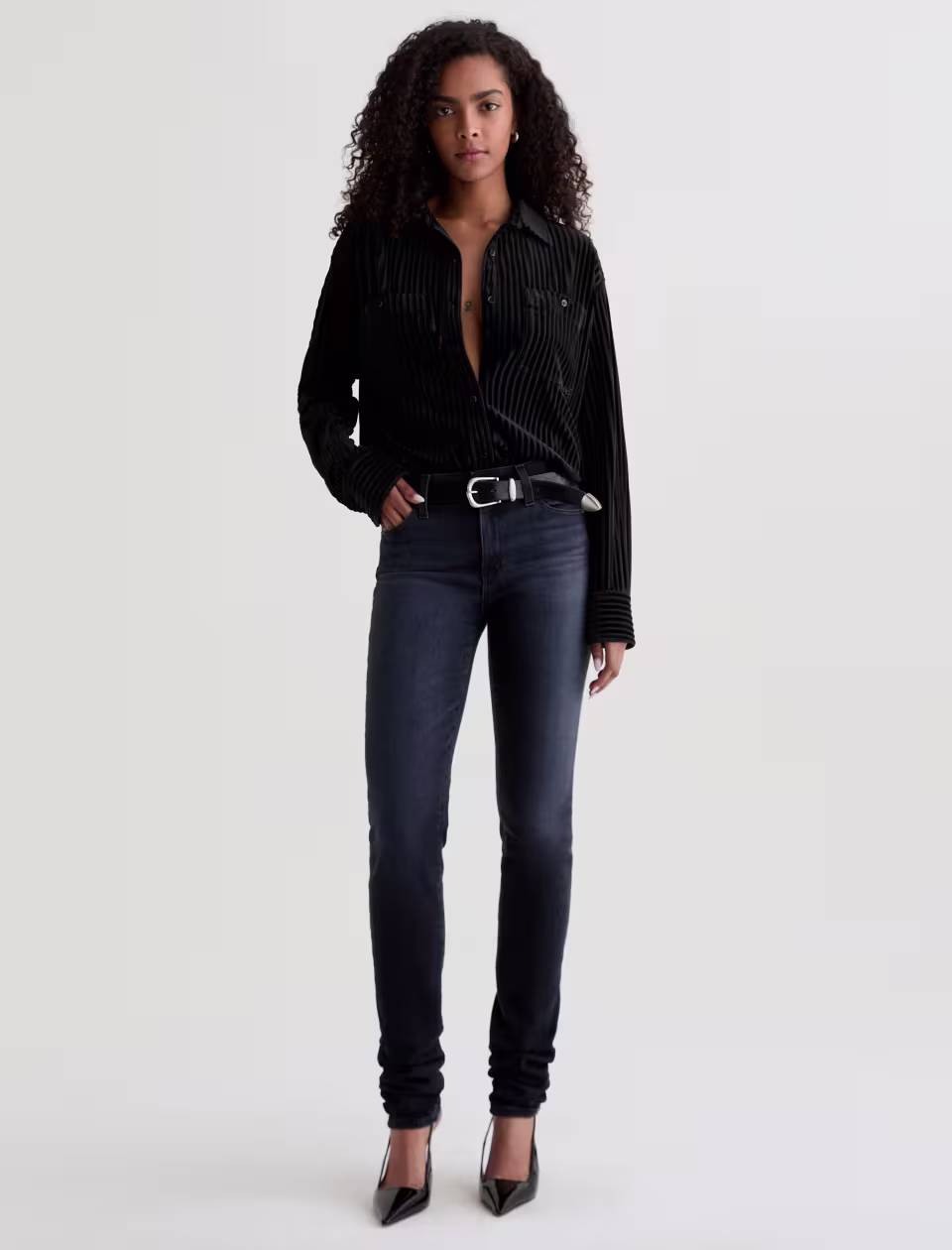 Woman wearing dark blue skinny jeans